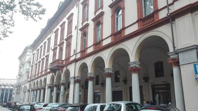"Lo charme" a 5 minuti a piedi da Ospedale,Teatro Coccia ed Universita',a 30 minuti dai Laghi e 40 minuti da Milano