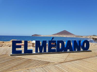 alquilaencanarias El Medano Pika, center and beach