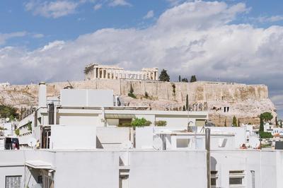 Minimal apartment on the shadow of the Acropolis
