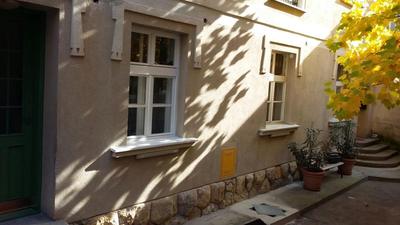 Studio apartment - Green door