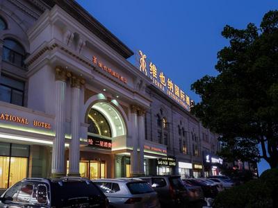 Vienna Hotel (Shanghai jinshanwei Railway Station City Beach Shop)