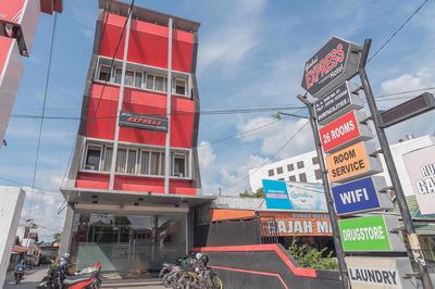 RedDoorz near Stadion Sanaman Mantikei