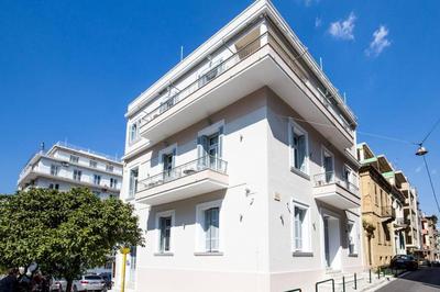 Neoclassical apartment with 3 bedrooms in Piraeus