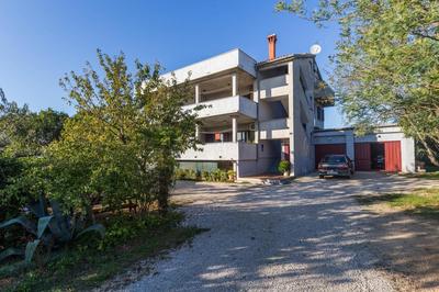 Apartment Paola for max 7 Pax with 3 bedrooms large garden and spacious balconies overlooking the sea
