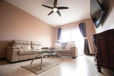Apartment 5 mins away from the beach.