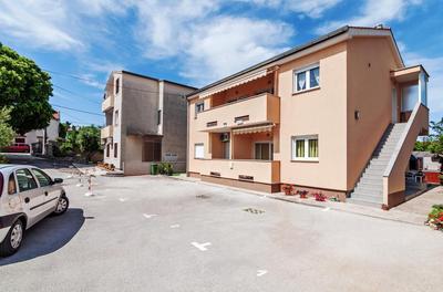 Apartment Marelja - private parking and balcony