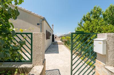 JOVI-relaxing, fenced, private, heated pool & view