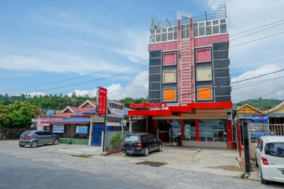 RedDoorz near Kendari Beach 2