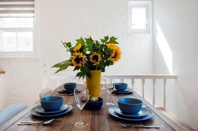Modern Family Home in London Close to Amenities and Train