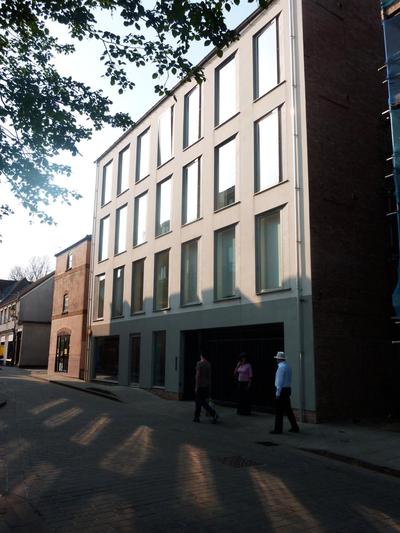Central, modern and peaceful, lovely Cathedral views, two-bed apartment with 40" smart TV & free onsite parking