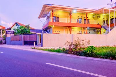 RedDoorz at Hening Homestay