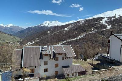 A 2 minuti dalle piste da sci e campo da golf.