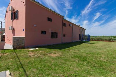 Wonderful villa Dvori with private pool for 12 persons near Pula