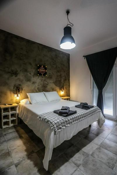 Apartamento independiente con parking privado gratuito y terraza de ensueño junto al Teatro Romano