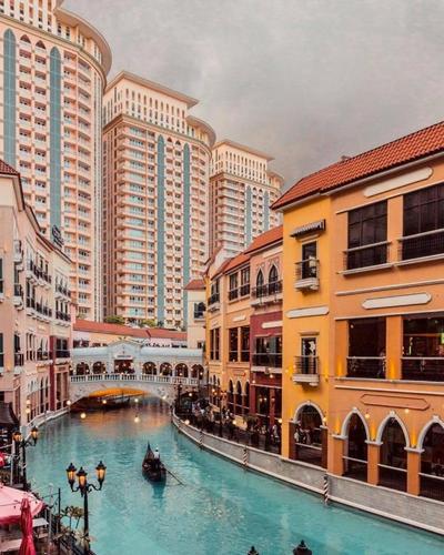 Morgan Suite BGC across5 Venice Canal Mall free Pool gym