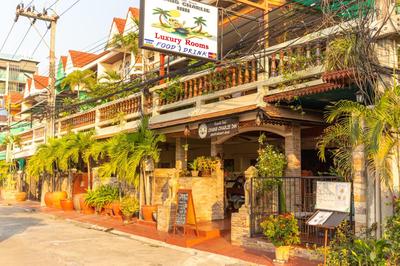 Chang Charlie Inn, Boutique