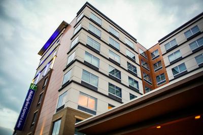 Holiday Inn Express & Suites Downtown Louisville by IHG