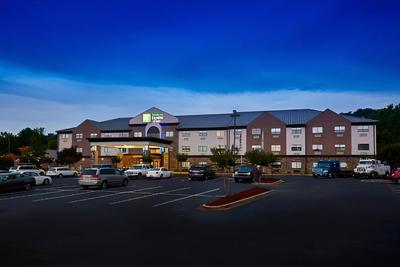 Holiday Inn Express & Suites Birmingham South - Pelham by IHG