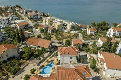 SeaEsta apartment Pool and Beach