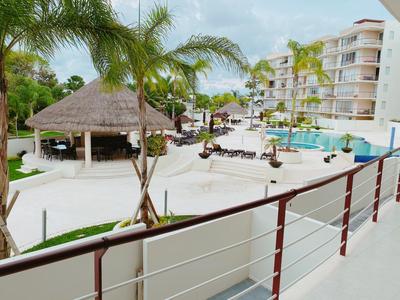 Pool view 3 bedroom apartment photo 2