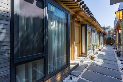 Templeside Courtyard Hotel Close to Sqaure Forbidden next to White temple Free laundry and breakfast Personalized Needs Develop