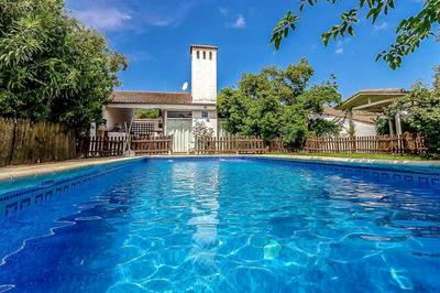 Spacious Villa with Private Pool in Valdecaballeros