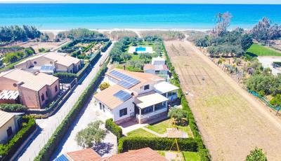 Case Vacanze Mare Nostrum - Villas in front of the Beach with Pool