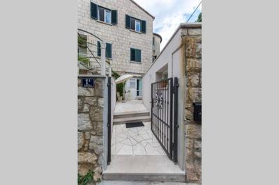 Flora three bedroom apartment near beach