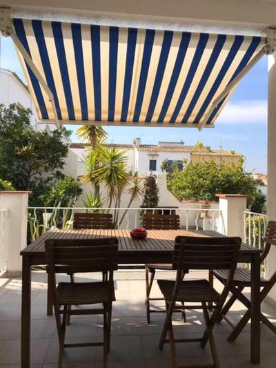 Spacious apartment with enclosed garden in Empuriabrava