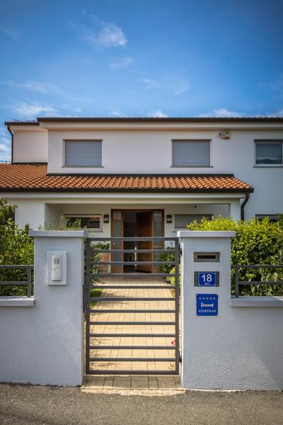 TERRA MAGICA DELUXE Apartment Or Room with Free Parking, Terrace and Sea View