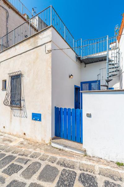 La finestra sul mare by Tizzano House