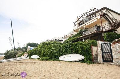 Casa la conchiglia sulla spiaggia