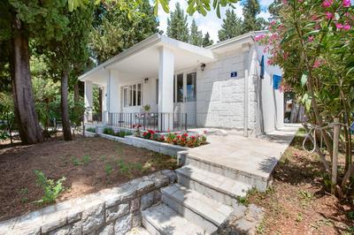 Mediterranean vacation home with pool Petrovac