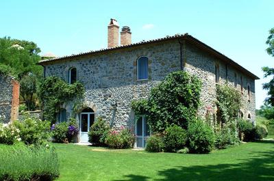 Appartamento indipendente con giardino e terrazza panoramica privati, in casale con piscina sovrastante il lago di Bolsena