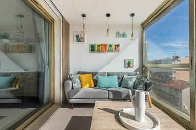 Admire Panoramic Ocean Views Through Walls of Windows