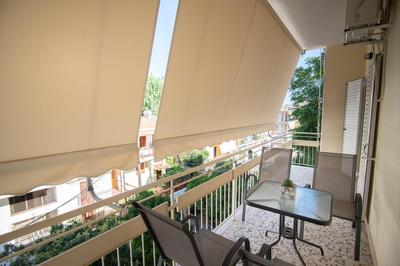 Emerald 110m2 entire floor apt steps to city’s heart