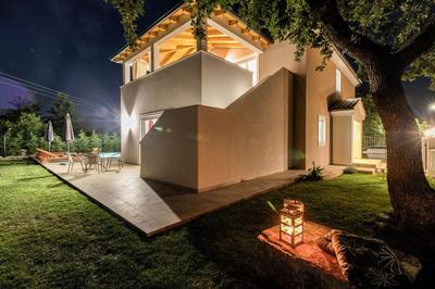 Spacious Villa with Private Pool, BBQ, Fenced Yard, Summer Kitchen, Beautiful Beaches nearby