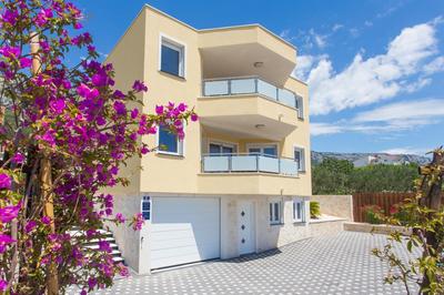 Villa-Split-Luxury-Heated salt water Pool-up to 3 family