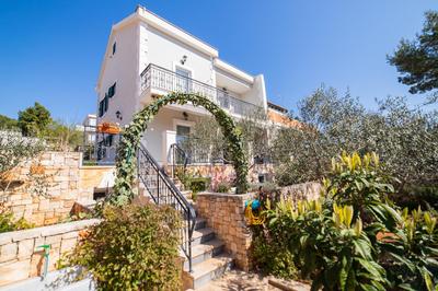 Villa Sun Garden - 4 star villa with heated swimming pool, quiet bay, BBQ, 50m from the sea