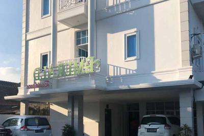 RedDoorz near RS USU Medan 3