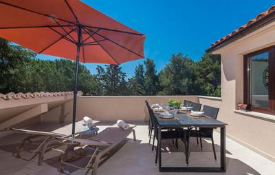 JUST RENOVATED stylish 2 bedrooms apartment only a few steps from the beach!