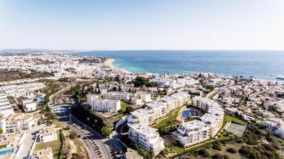 Seaview Studio - 10 Min. Beach, Private Condo, Pool, Grill & Free Parking