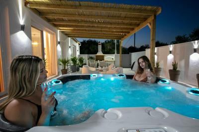 Jacuzzi Deluxe Villa