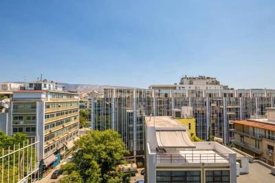 Penthouse with big terrace 2 mins from the metro