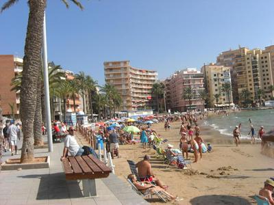 Beautiful 2-bedroom apartment less than 50m from the beach and side sea views
