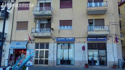 Ampio monolocale con balcone fronte mare