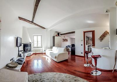 Splendida mansarda open space, finiture di lusso.