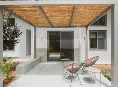 Sun-splashed Stylish Flat, steps to City Old Town