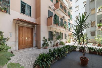 GuestHost - San Giovanni Apartment with Balcony