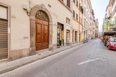 GuestHost - Piazza Santa Croce Design Apartment with Balcony